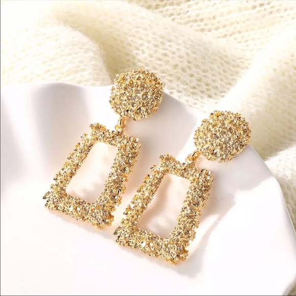 🐷 Vintage Style Gold Earrings - Picture 2 of 3